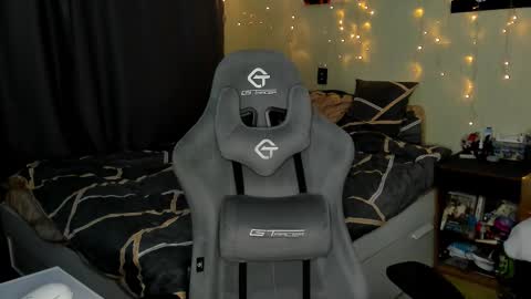 Snapshot of emili_sweet__ chatting on February 14, 5:46 pm emili_sweet__ online show from February 14, 5:46 pm