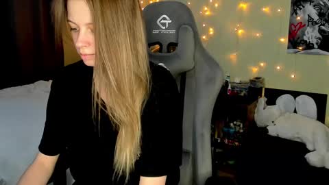 Snapshot of emili_sweet__ chatting on March 9, 3:49 pm emili_sweet__ online show from March 9, 3:49 pm