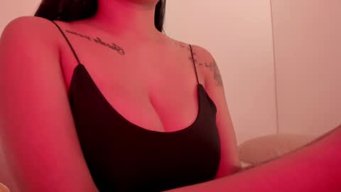 Snapshot of emilia_ghendle chatting on December 6, 11:25 pm Emilia Big Boobs online show from December 6, 11:25 pm