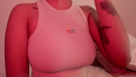 Snapshot of emilia_ghendle chatting on January 5, 12:31 am Emilia Big Boobs online show from January 5, 12:31 am