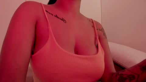 Snapshot of emilia_ghendle chatting on January 20, 3:15 am Emilia Big Boobs online show from January 20, 3:15 am