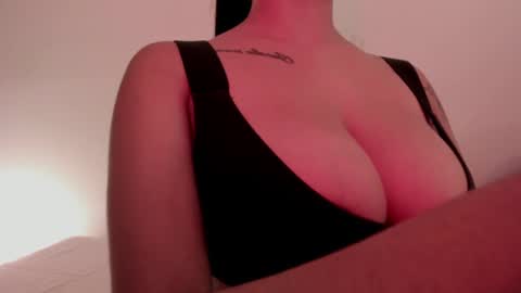 Snapshot of emilia_ghendle chatting on January 28, 4:19 pm Emilia Big Boobs online show from January 28, 4:19 pm