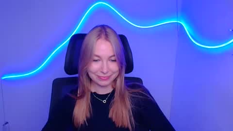 Snapshot of emilia_ilia chatting on September 20, 5:30 am Emilia online show from September 20, 5:30 am