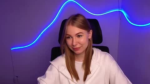 Snapshot of emilia_ilia chatting on October 8, 5:49 am Emilia online show from October 8, 5:49 am