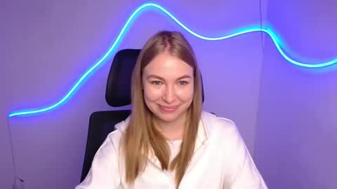 Snapshot of emilia_ilia chatting on October 10, 6:23 am Emilia online show from October 10, 6:23 am