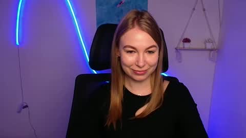 Snapshot of emilia_ilia chatting on October 12, 5:28 am Emilia online show from October 12, 5:28 am