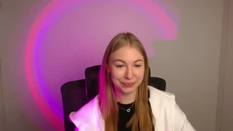 Snapshot of emilia_ilia chatting on October 25, 5:37 am Emilia online show from October 25, 5:37 am