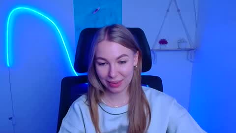 Snapshot of emilia_ilia chatting on December 2, 7:03 am Emilia online show from December 2, 7:03 am