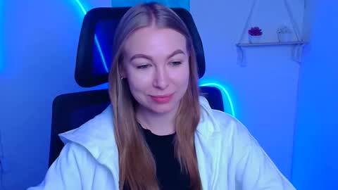 Snapshot of emilia_ilia chatting on December 3, 6:21 am Emilia online show from December 3, 6:21 am