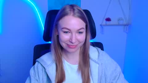 Snapshot of emilia_ilia chatting on December 4, 6:23 am Emilia online show from December 4, 6:23 am