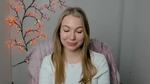 Snapshot of emilia_ilia chatting on December 18, 6:41 am Emilia online show from December 18, 6:41 am