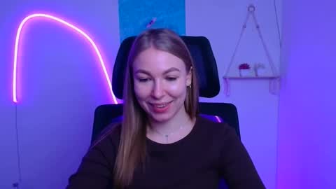 Snapshot of emilia_ilia chatting on December 20, 6:42 am Emilia online show from December 20, 6:42 am