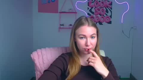 Snapshot of emilia_ilia chatting on January 8, 6:26 am Emilia online show from January 8, 6:26 am