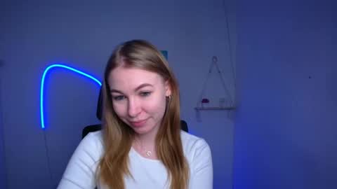 Snapshot of emilia_ilia chatting on February 2, 6:45 am Emilia online show from February 2, 6:45 am