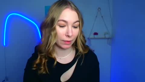 Snapshot of emilia_ilia chatting on February 14, 6:43 am Emilia online show from February 14, 6:43 am