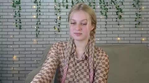 Snapshot of emiliaduchess chatting on December 13, 5:10 pm Amili online show from December 13, 5:10 pm