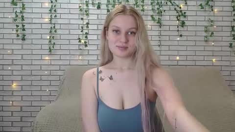 Snapshot of emiliaduchess chatting on December 15, 7:46 am Amili online show from December 15, 7:46 am
