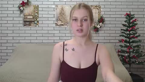 Snapshot of emiliaduchess chatting on December 17, 1:05 pm Amili online show from December 17, 1:05 pm