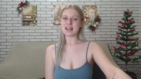 Snapshot of emiliaduchess chatting on December 19, 12:12 pm Amili online show from December 19, 12:12 pm
