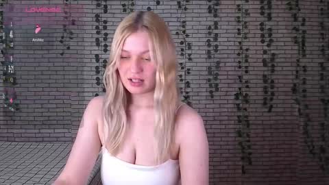 Snapshot of emiliaduchess chatting on October 8, 10:02 am Amili online show from October 8, 10:02 am