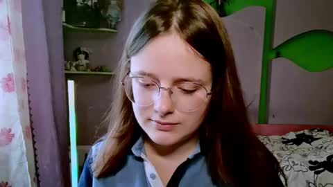 Snapshot of emilialoures7 chatting on July 25, 12:25 pm Kira online show from July 25, 12:25 pm