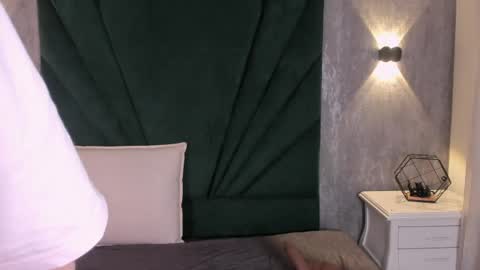 Snapshot of emiliclarke_ chatting on March 27, 11:43 am Emilie online show from March 27, 11:43 am