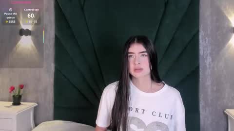 Snapshot of emiliclarke_ chatting on March 28, 11:32 am Emilie online show from March 28, 11:32 am