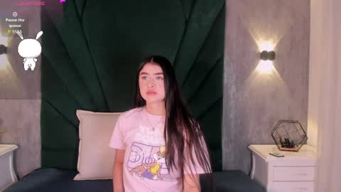 Snapshot of emiliclarke_ chatting on April 1, 11:33 am Emilie online show from April 1, 11:33 am