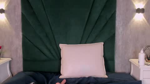 Snapshot of emiliclarke_ chatting on April 1, 1:41 pm Emilie online show from April 1, 1:41 pm