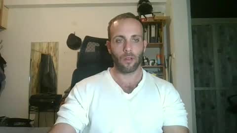 Snapshot of emiliozem8 chatting on December 17, 8:21 pm EmilioZem8 online show from December 17, 8:21 pm