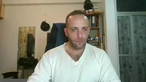 Snapshot of emiliozem8 chatting on December 28, 7:44 am EmilioZem8 online show from December 28, 7:44 am