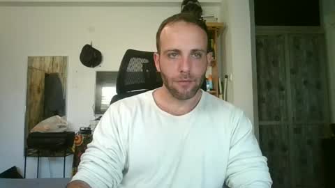 Snapshot of emiliozem8 chatting on January 11, 8:33 am EmilioZem8 online show from January 11, 8:33 am