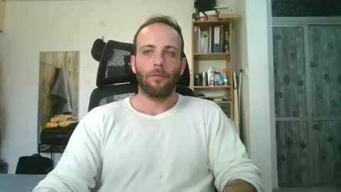 Snapshot of emiliozem8 chatting on January 24, 8:02 am EmilioZem8 online show from January 24, 8:02 am