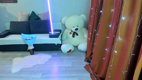 Snapshot of emiliyaqueen chatting on January 13, 1:44 am Emiliya online show from January 13, 1:44 am