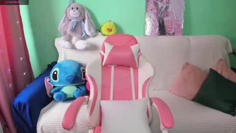 Snapshot of emiliyaqueen chatting on April 12, 5:34 am Emiliya online show from April 12, 5:34 am