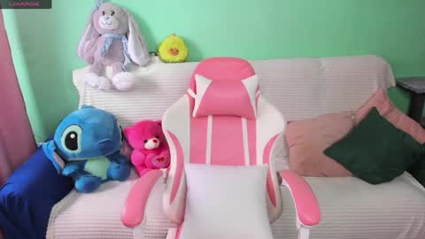 Snapshot of emiliyaqueen chatting on April 15, 8:43 am Emiliya online show from April 15, 8:43 am
