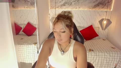 emilly_mell online show from April 30, 12:11 pm