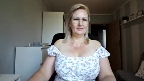 EmillyLove online show from May 23, 8:29 am