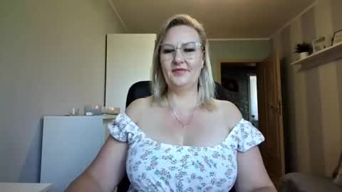 EmillyLove online show from May 27, 6:32 am