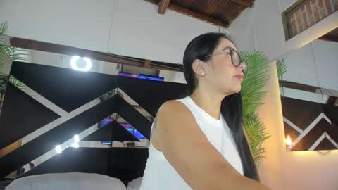 Snapshot of emily18__ chatting on March 25, 11:05 am Emily online show from March 25, 11:05 am