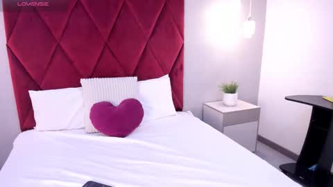 Snapshot of emily_clarkk_ chatting on March 20, 8:14 pm emily_clarkk_ online show from March 20, 8:14 pm