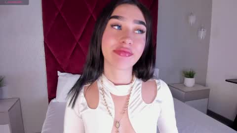 Snapshot of emily_clarkk_ chatting on April 6, 7:37 pm emily_clarkk_ online show from April 6, 7:37 pm