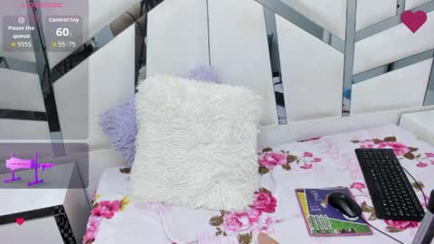 Snapshot of emily_collins1_ chatting on April 7, 6:36 am emily_collins1_ online show from April 7, 6:36 am