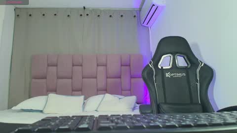 Snapshot of emily_deluxe18 chatting on June 11, 12:32 am Emily online show from June 11, 12:32 am