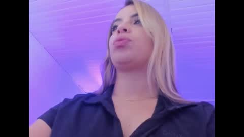 Snapshot of emily_ellen chatting on October 6, 11:07 am Emily online show from October 6, 11:07 am