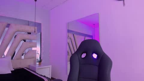 Snapshot of emily_ellen chatting on October 15, 10:48 am Emily online show from October 15, 10:48 am