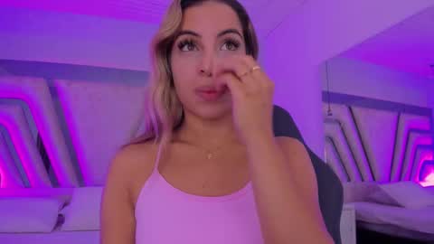 Snapshot of emily_ellen chatting on October 23, 11:20 am Emily online show from October 23, 11:20 am