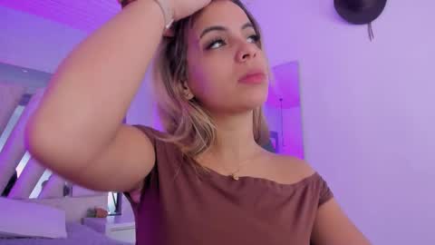 Snapshot of emily_ellen chatting on November 1, 11:12 am Emily online show from November 1, 11:12 am