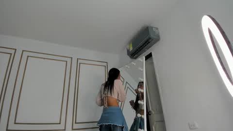 Snapshot of emily_gaviria1 chatting on March 21, 12:10 pm emily_gaviria1 online show from March 21, 12:10 pm