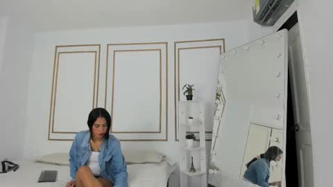 Snapshot of emily_gaviria1 chatting on March 26, 12:11 pm emily_gaviria1 online show from March 26, 12:11 pm